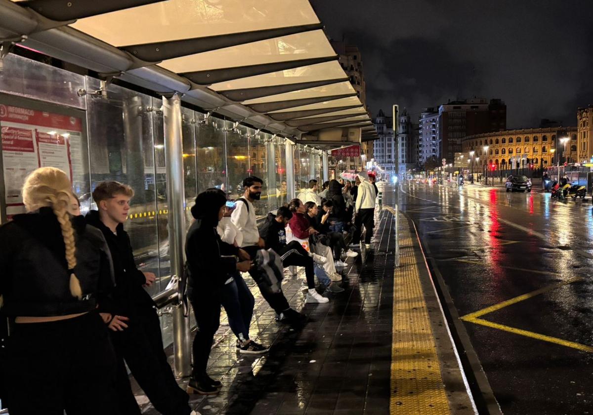 Usuarios esperando en una parada de la EMT, esta madrugada.