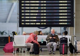 Viajeros esperando en el aeropuerto de Manises.