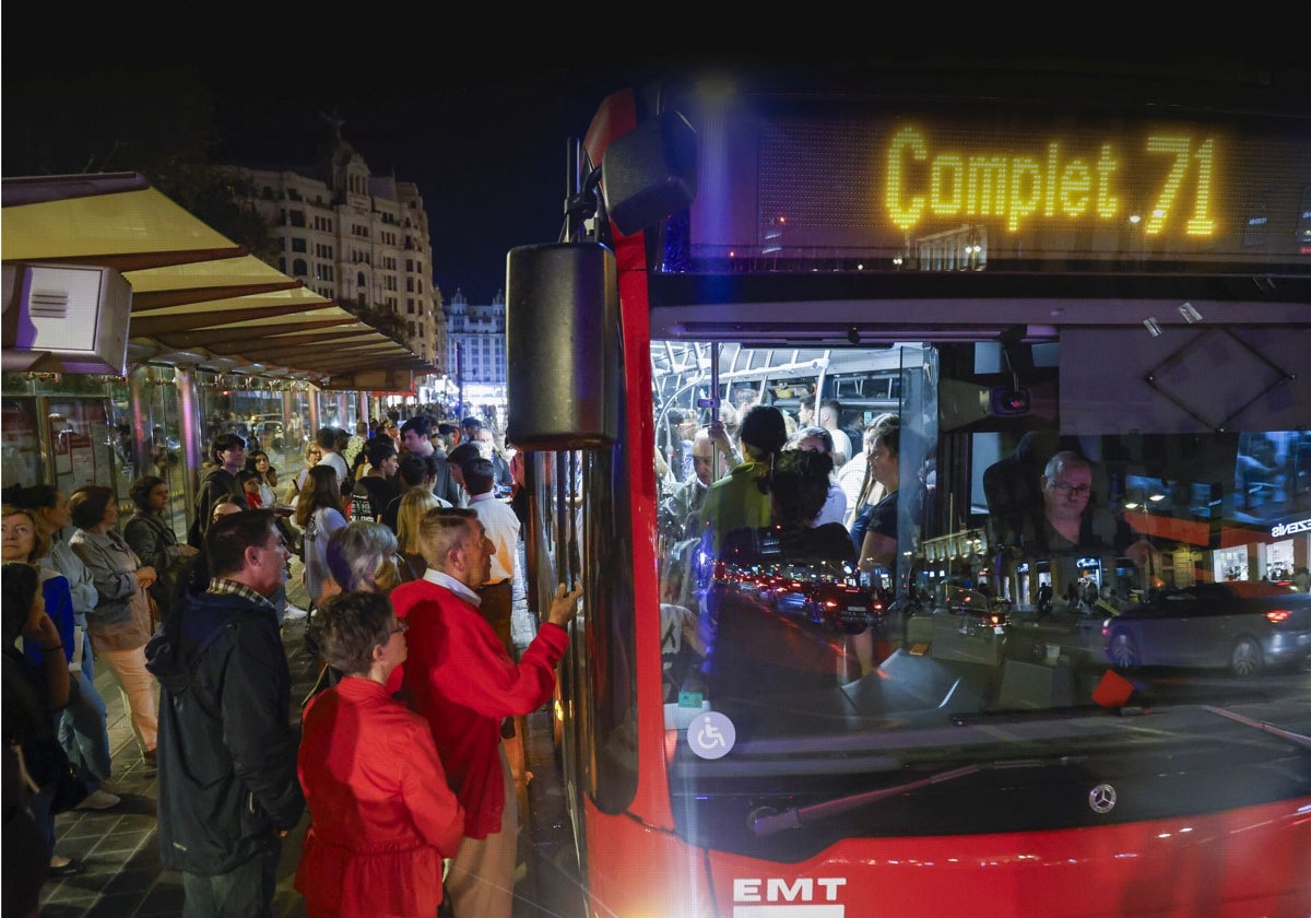 Un autobús de la EMT completo en Valencia.