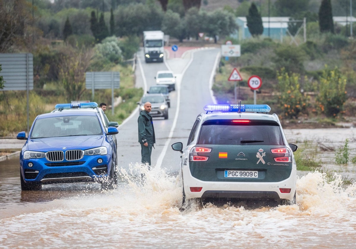 Tramo de una carretera inundado este martes en Llombai.