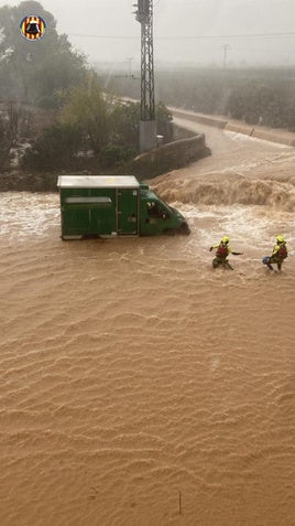 Los bomberos rescatan al conductor.