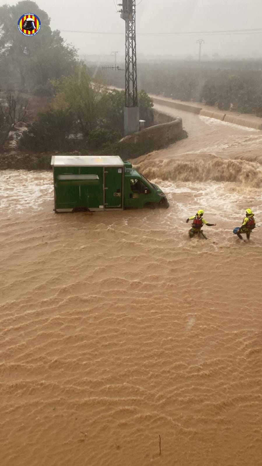 Los bomberos rescatan a un camionero arrastrado por el agua en Alzira