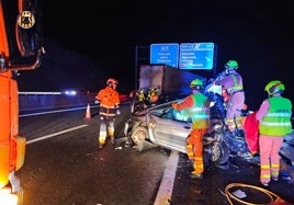 Momento en el que los bomberos descarcelan a una persona atrapada en el coche.