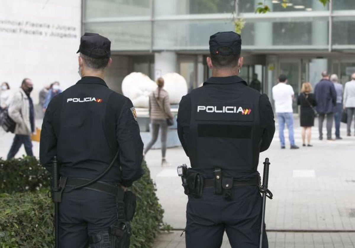 Dos policías frente a la Ciudad de la Justicia en una imagen de archivo.