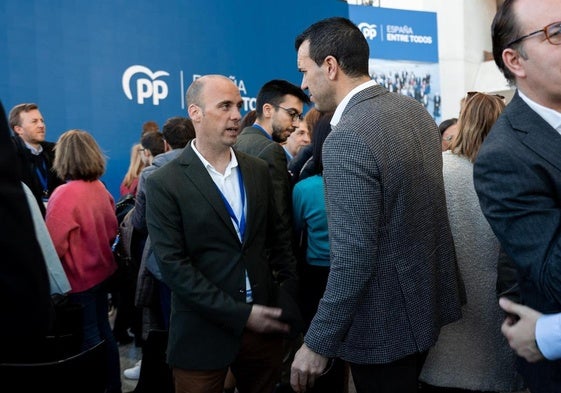 Vicent Huet conversa con Mompó, en un acto del PP.