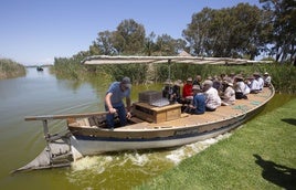 Lago de la Albufera de Valencia, con turistas realizando un recorrido en barca.