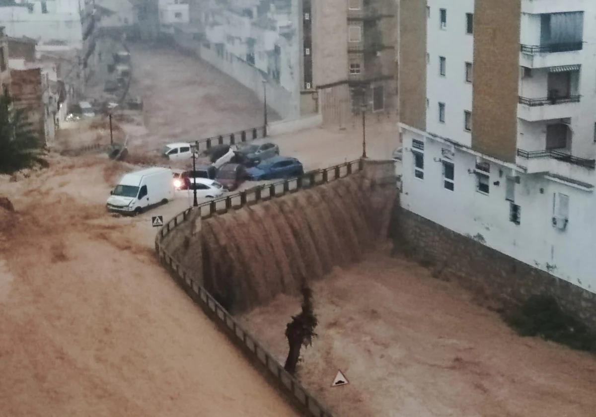 Una riada arrasa el centro de Chiva