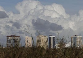 Nubes sobre las torres de apartamentos de la playa de la Pobla de Farnals.