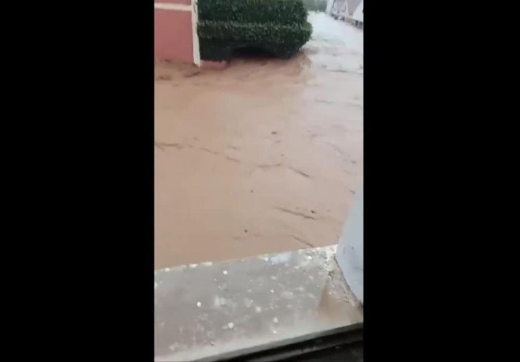 Vecinos atrapados en la planta alta de sus casas observan la fuerza del Magro por sus calles.