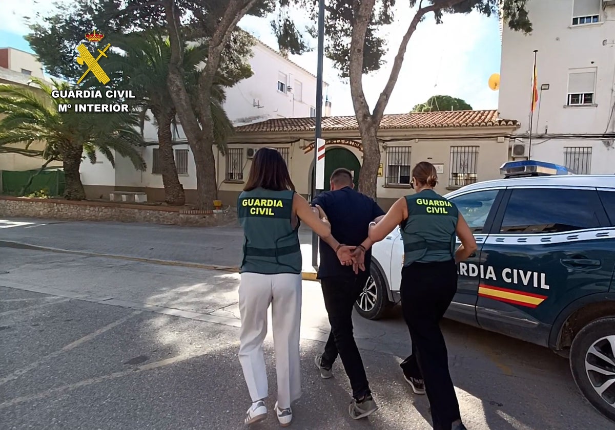 Uno de los detenidos llevado al cuartel de la Guardia Civil.