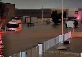 Un polígono industrial inundado en Valencia.