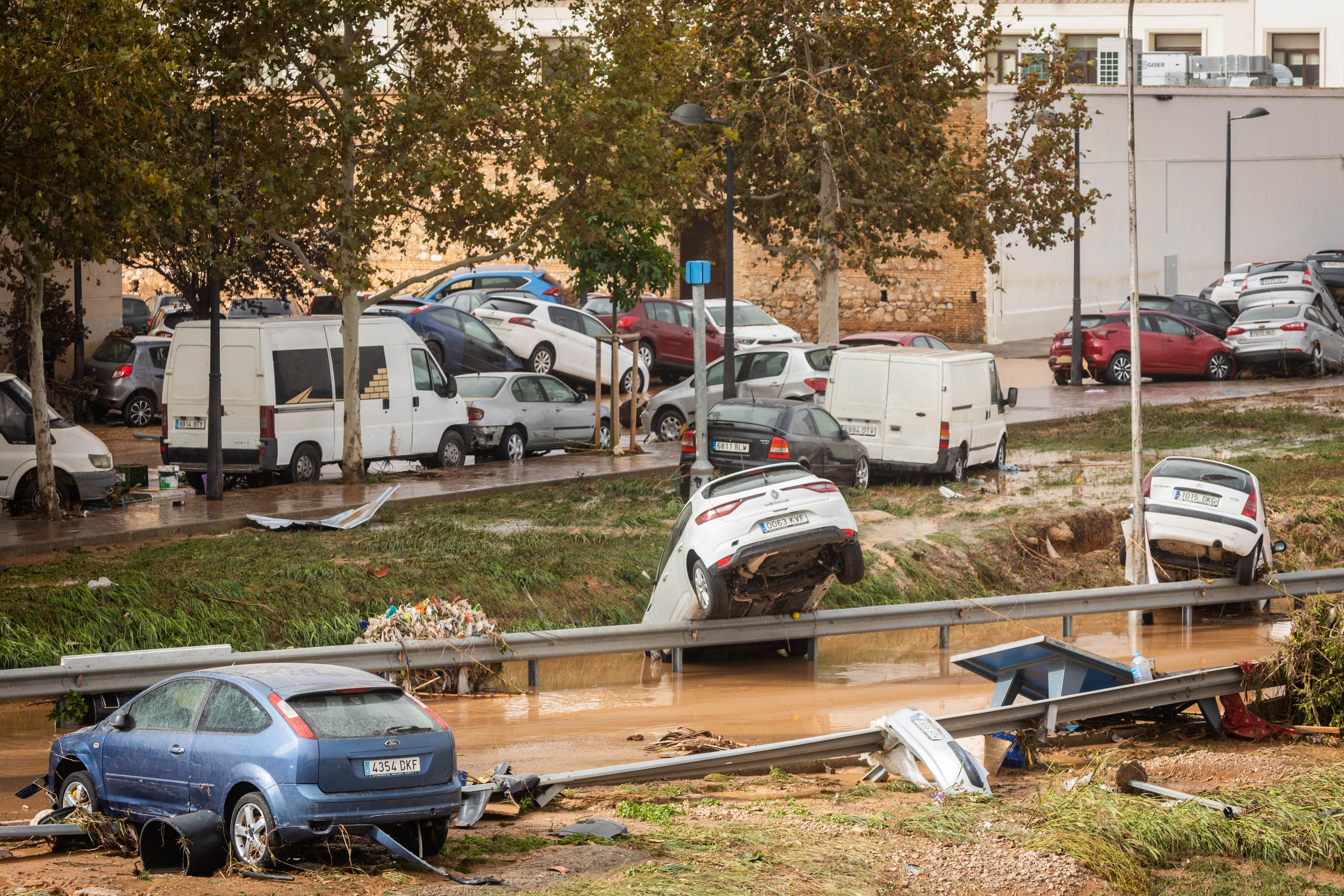 Angustiosa búsqueda de desaparecidos, oleada de solidaridad y cariño y tres días de luto en toda España