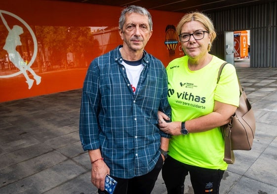 Juan Miguel y Valeria, un matrimonio de Paiporta, se encuentran en la Alquería del Basquet.