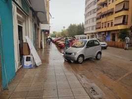 Vecinos de Alzira limpian el barro.