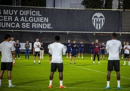 La plantilla del Valencia, en el minuto de silencio protagonizado este miércoles por la tarde.