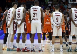 Los jugadores guardan un minuto de silencio antes del partido contra el Reyer Venezia.