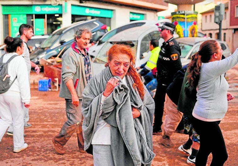 Una mujer llora en una calle Sedaví, este miércoles por lade mañana.