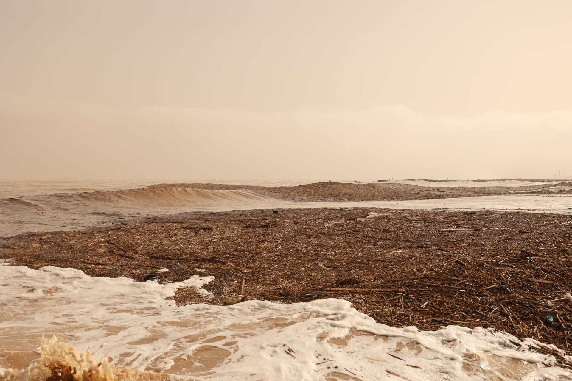 La DANA cambia el paisaje de la playa de Pinedo