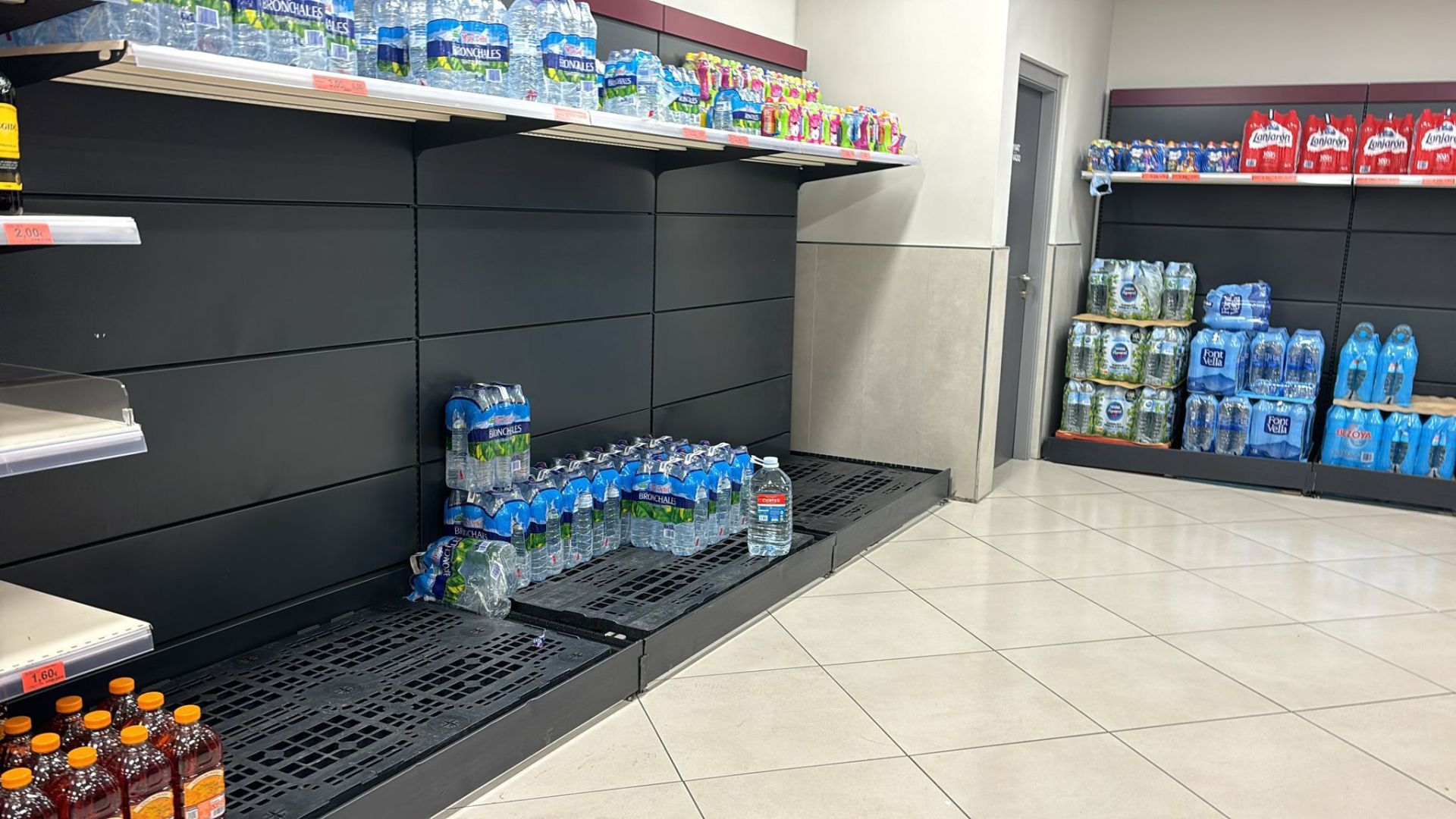 El miedo a cortes de agua en Valencia provoca colas los supermercados