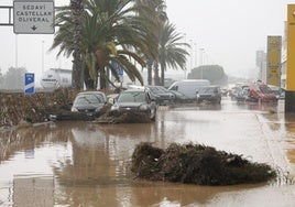 Coches atrapados en una vía de servicio afectada por el temporal.