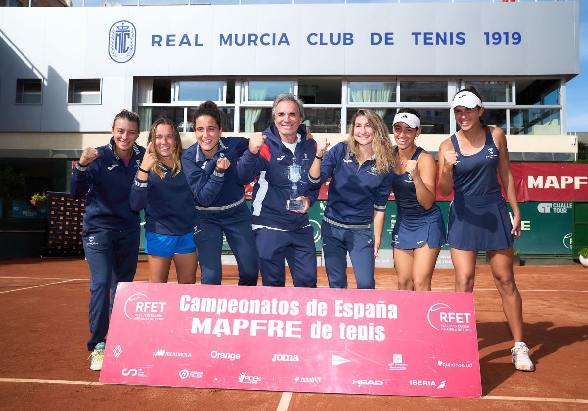 La expedición valenciana celebra su triunfo en el Campeonato de España.