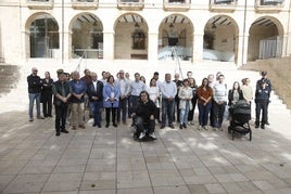 El minuto de silencio guardado en Dénia ante el ayuntamiento.