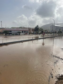 La N-332 cubierta de agua en Favara.