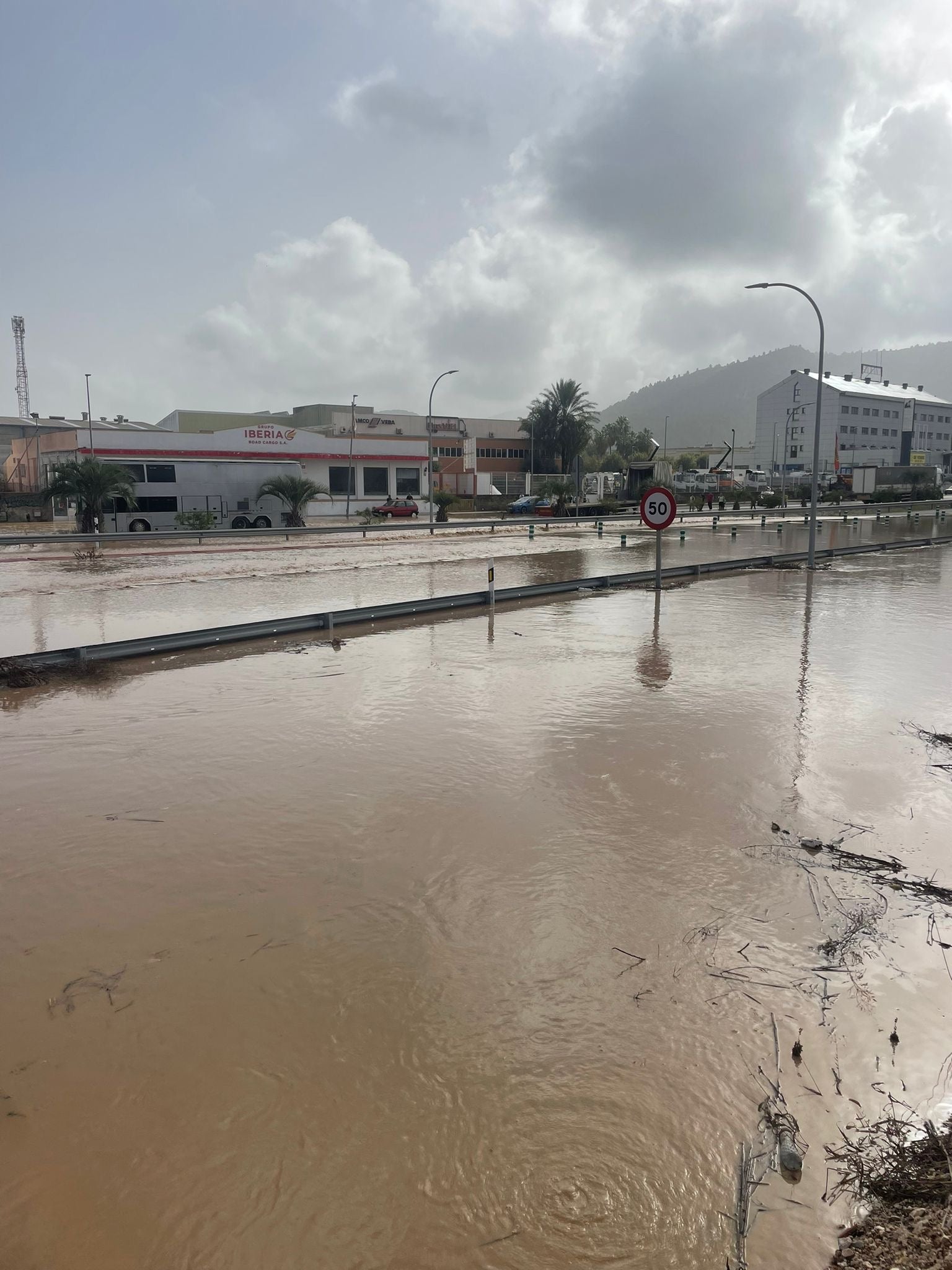 La N-332 cubierta de agua en Favara.