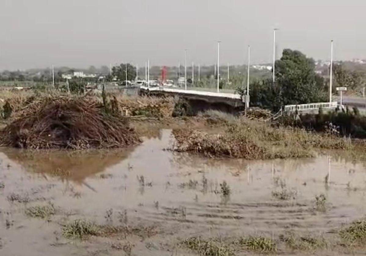 Estado en el que ha quedado el 'pont nou'.