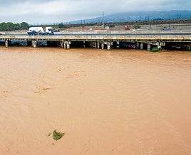 El agua a su paso por el término de Riba-roja de Túria.