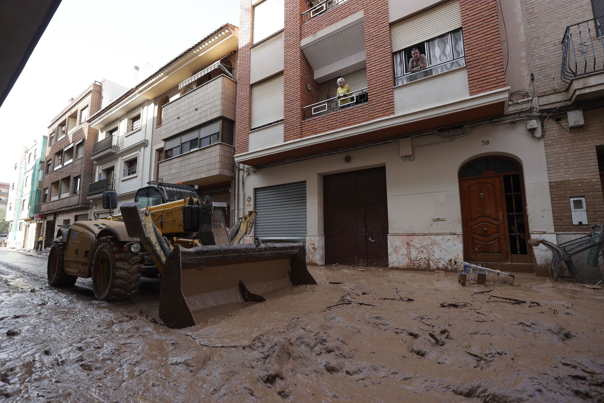 La odisea de encontrar comida y agua en los municipios arrasados por la DANA