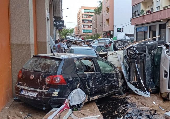 Coches destrozados en Benetússer.