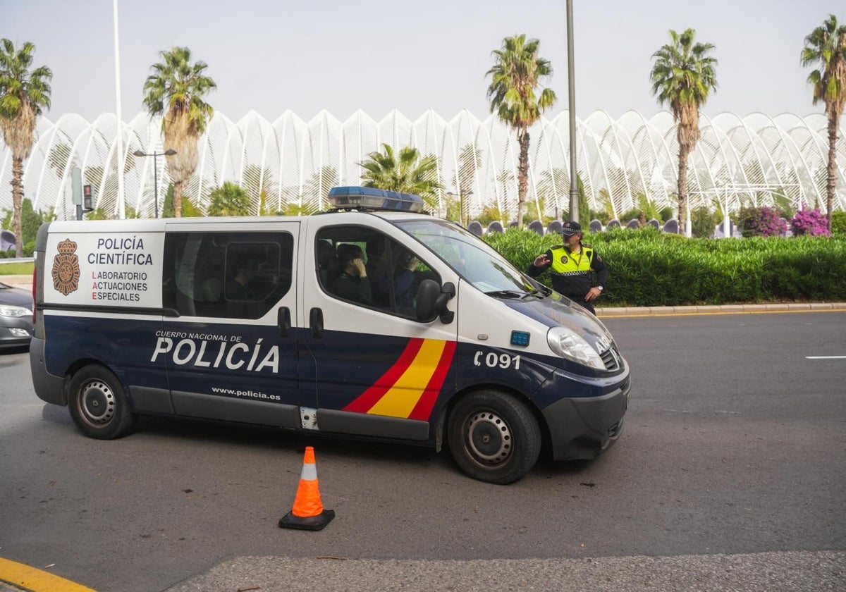 Un furgón policial corta el acceso a la A3.