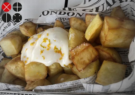 Boniatos preparados como unas patatas bravas.