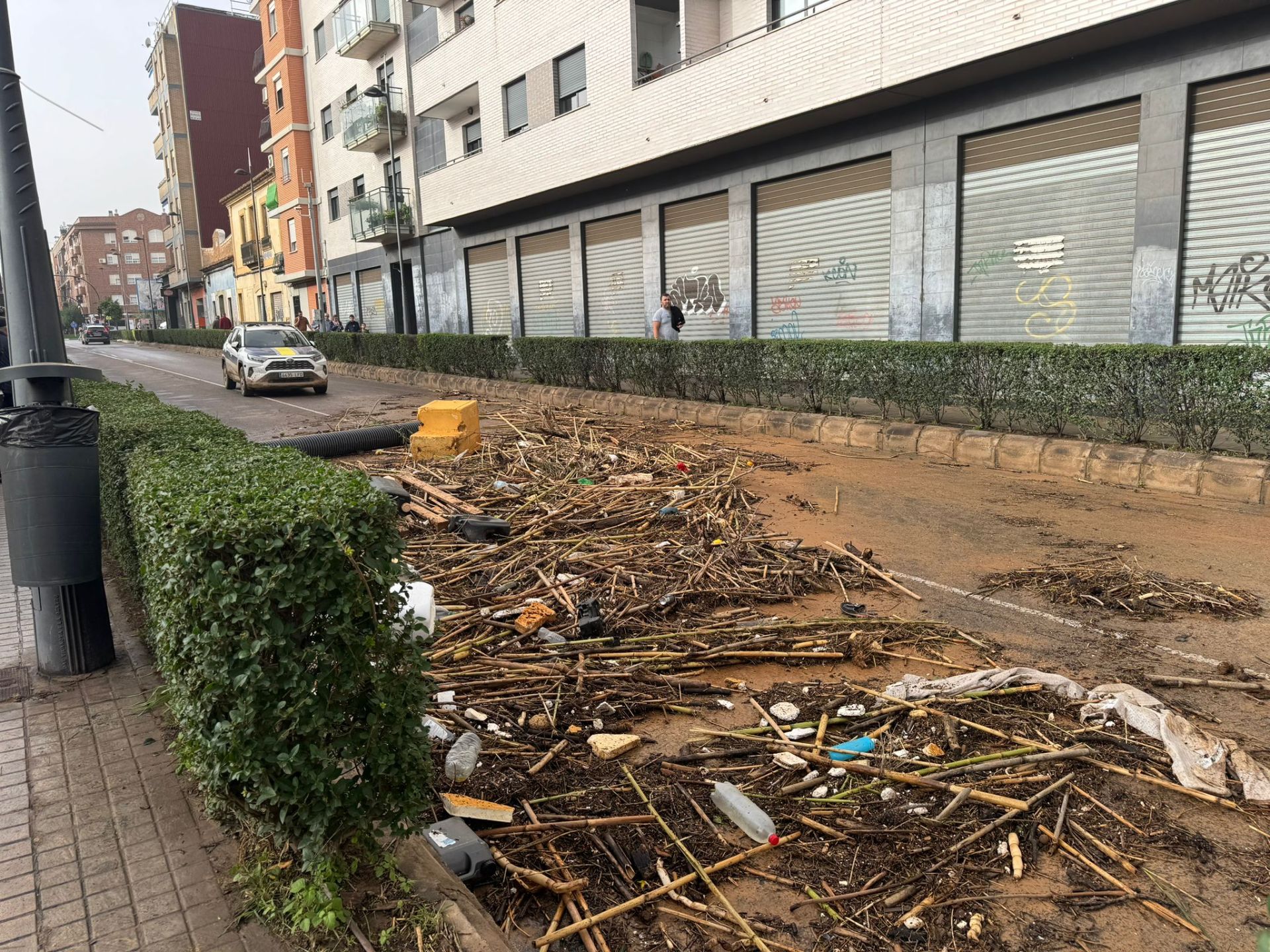 La odisea de encontrar comida y agua en los municipios arrasados por la DANA