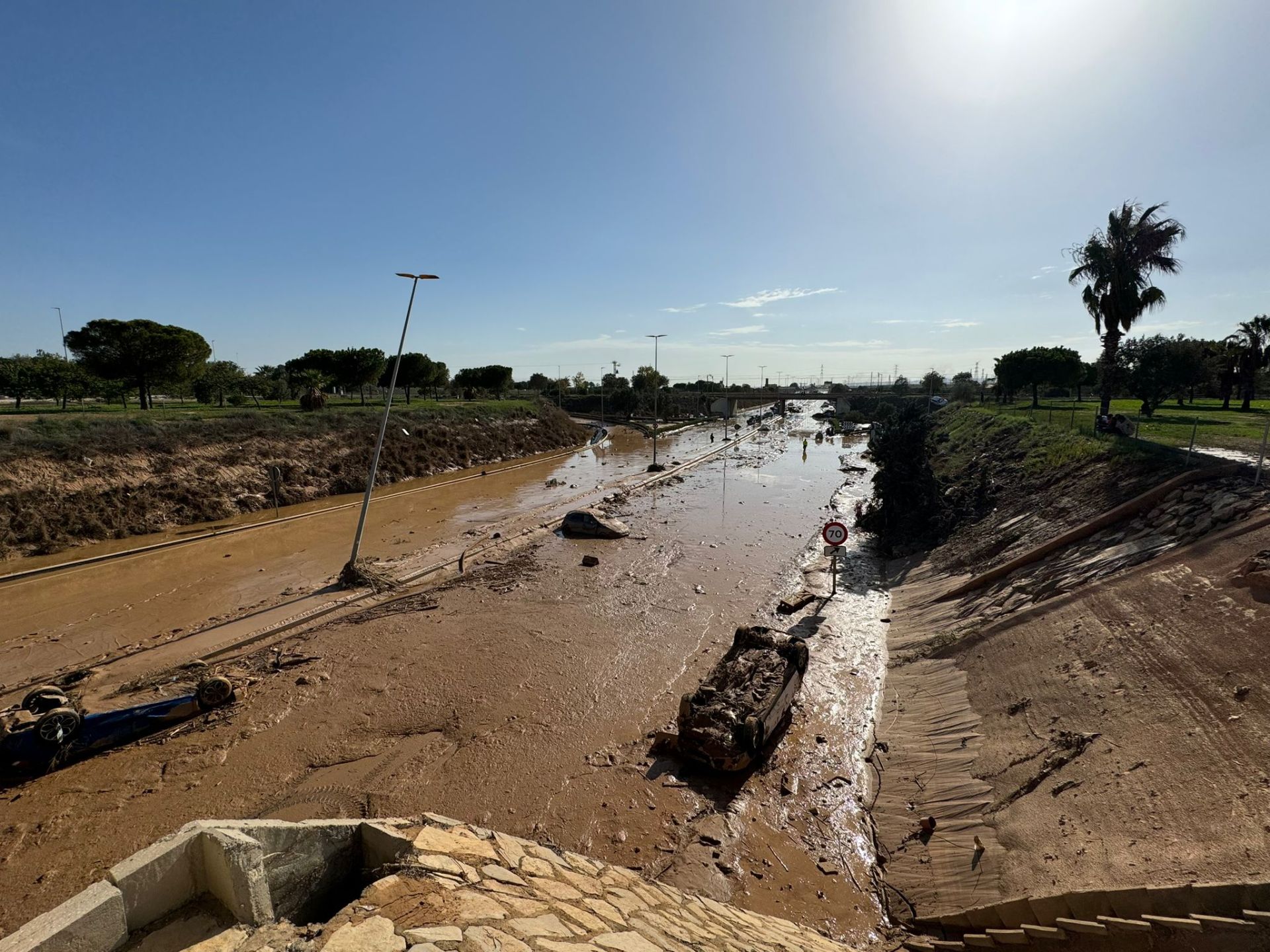 La odisea de encontrar comida y agua en los municipios arrasados por la DANA