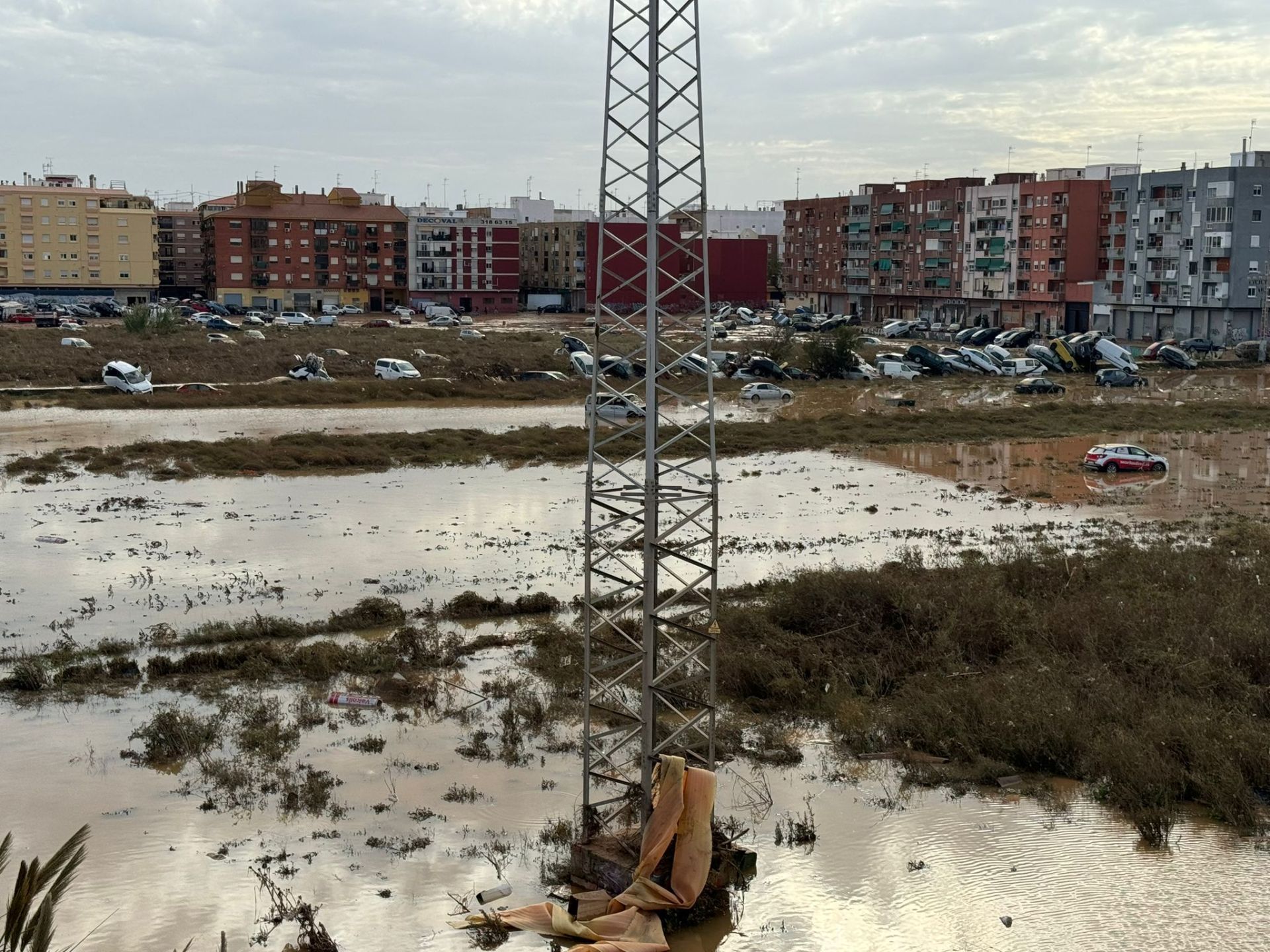 La odisea de encontrar comida y agua en los municipios arrasados por la DANA