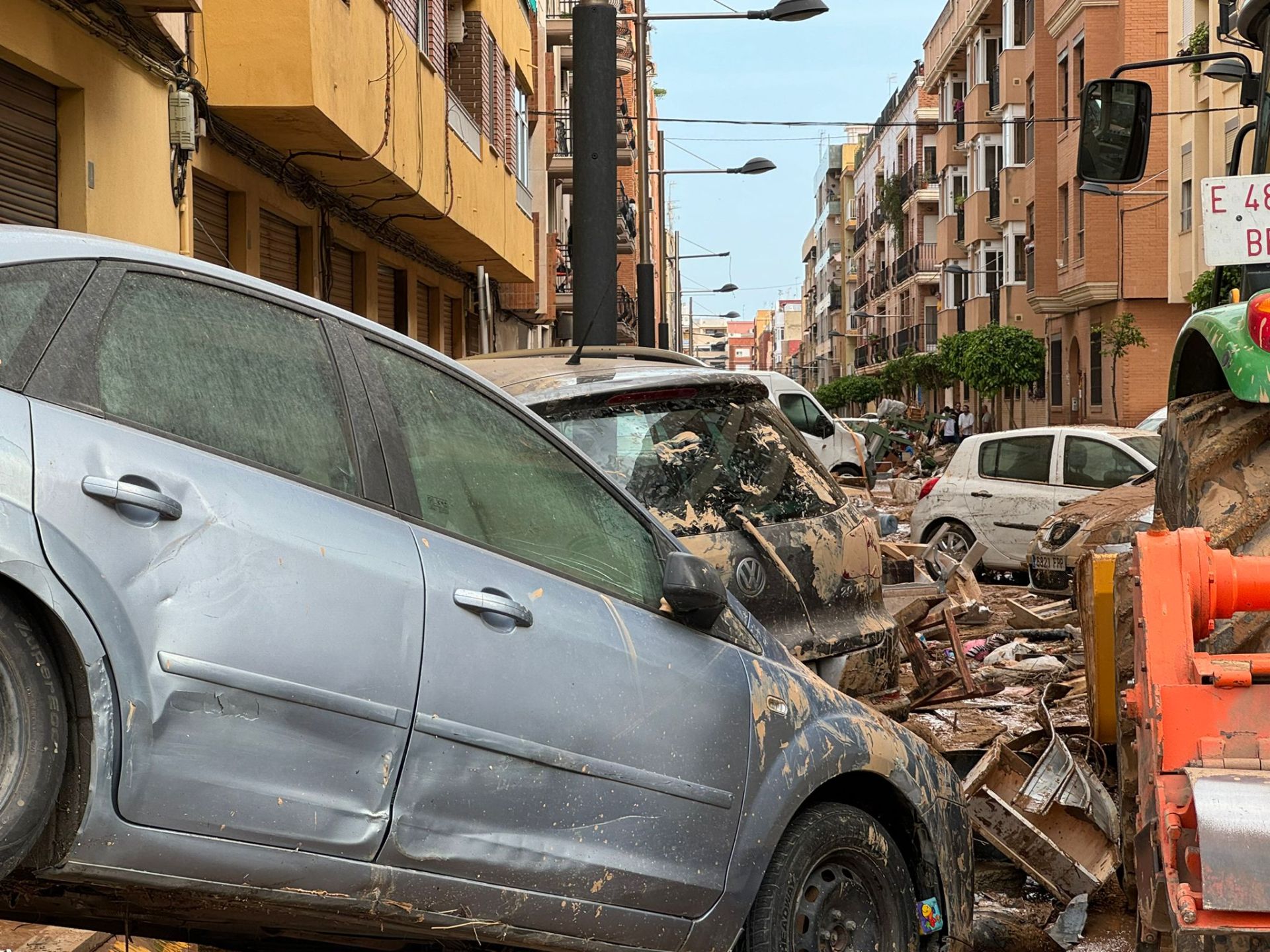 La odisea de encontrar comida y agua en los municipios arrasados por la DANA