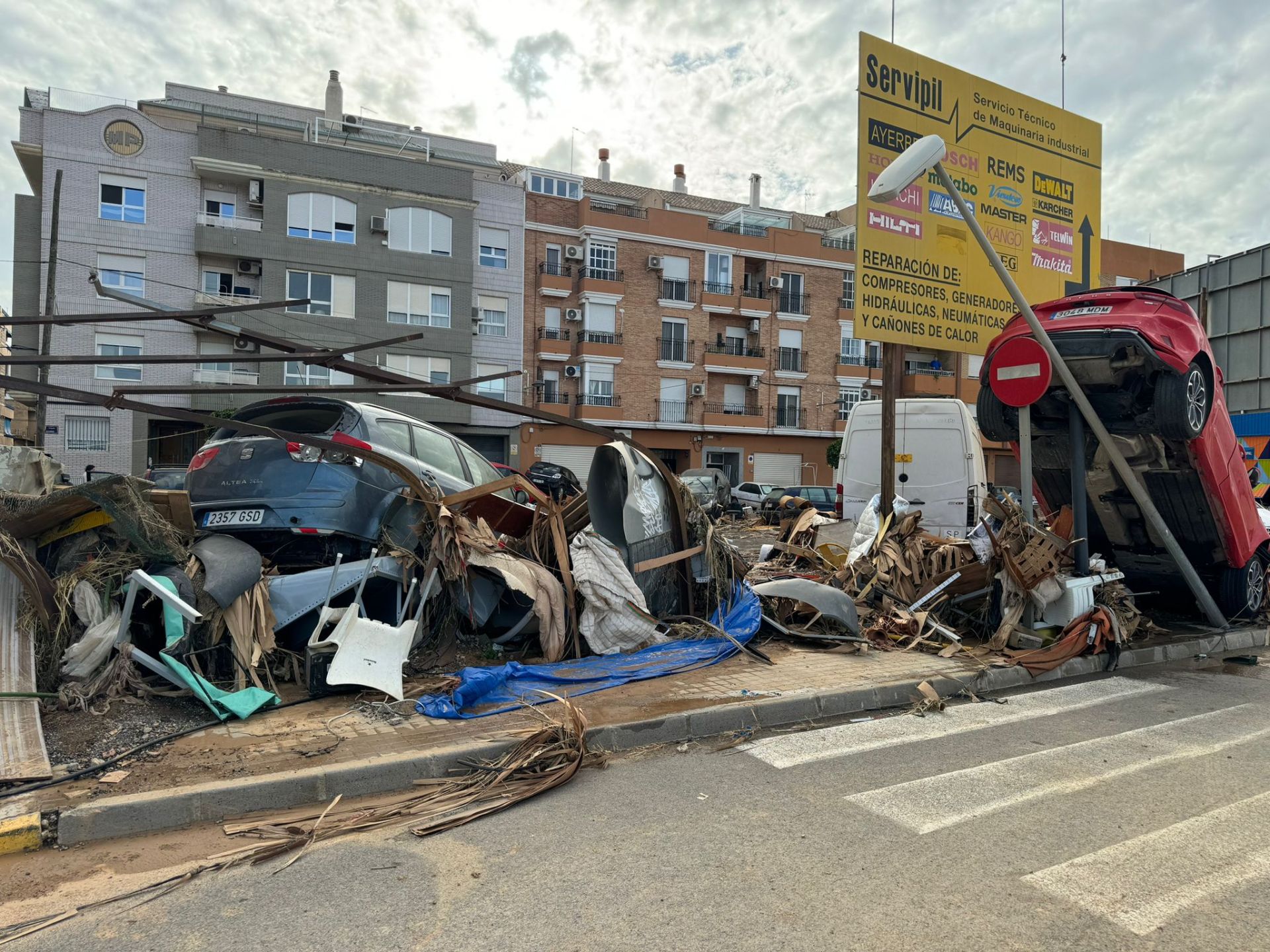 La odisea de encontrar comida y agua en los municipios arrasados por la DANA