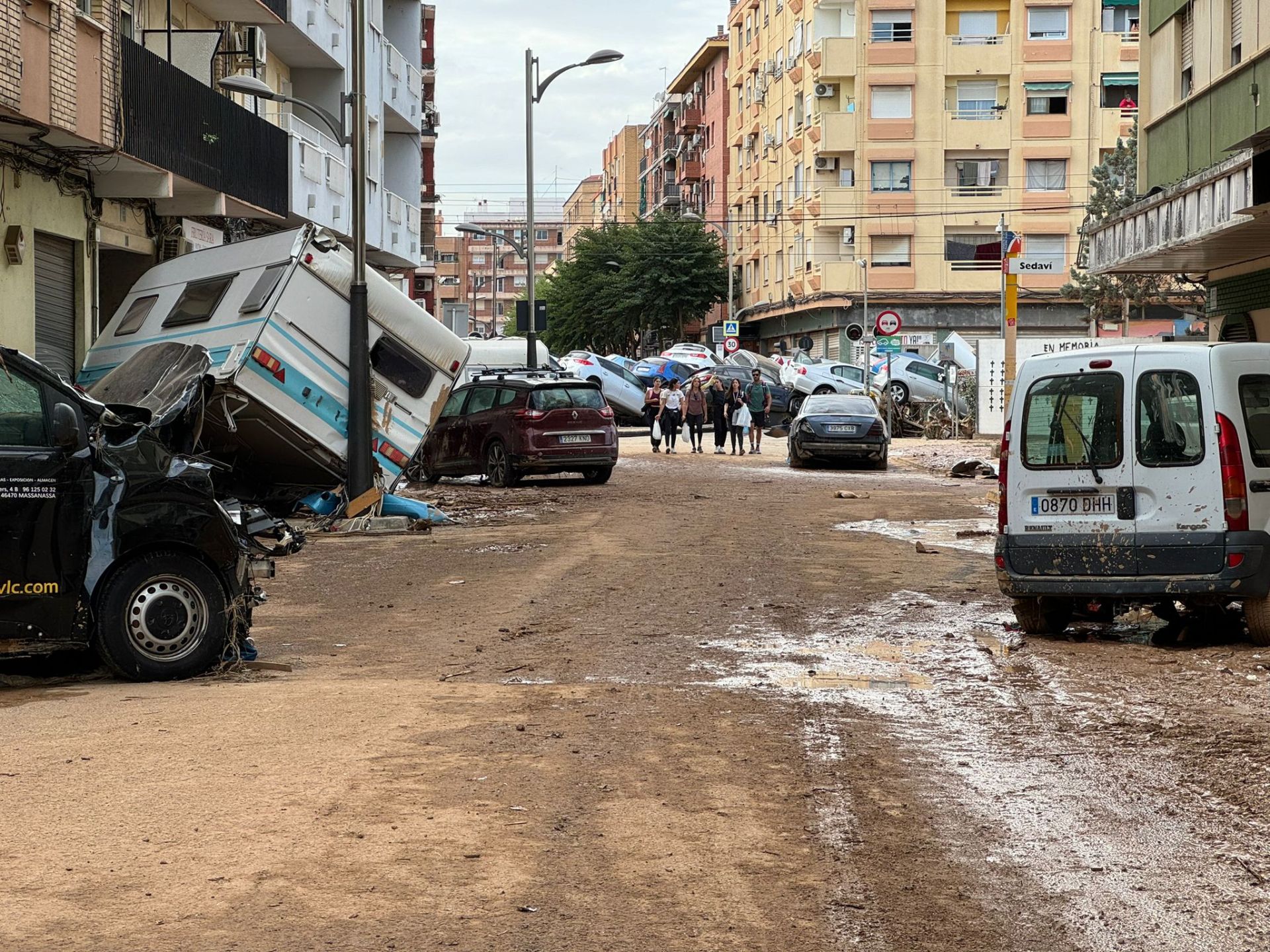 La odisea de encontrar comida y agua en los municipios arrasados por la DANA