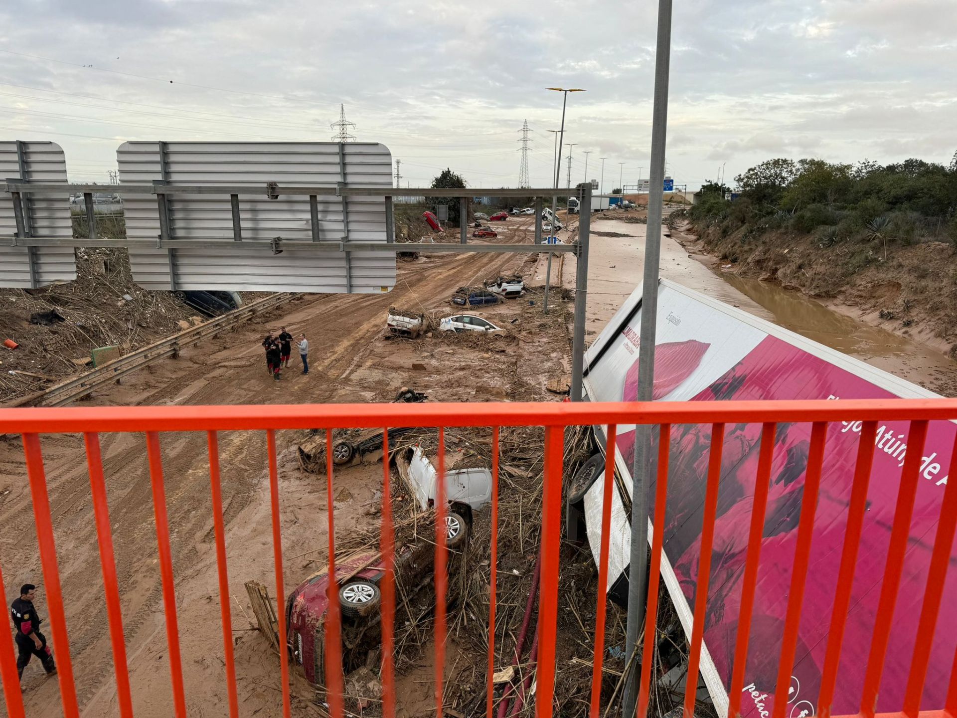 La odisea de encontrar comida y agua en los municipios arrasados por la DANA