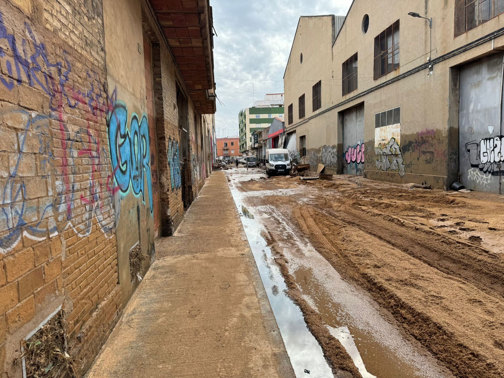 La odisea de encontrar comida y agua en los municipios arrasados por la DANA