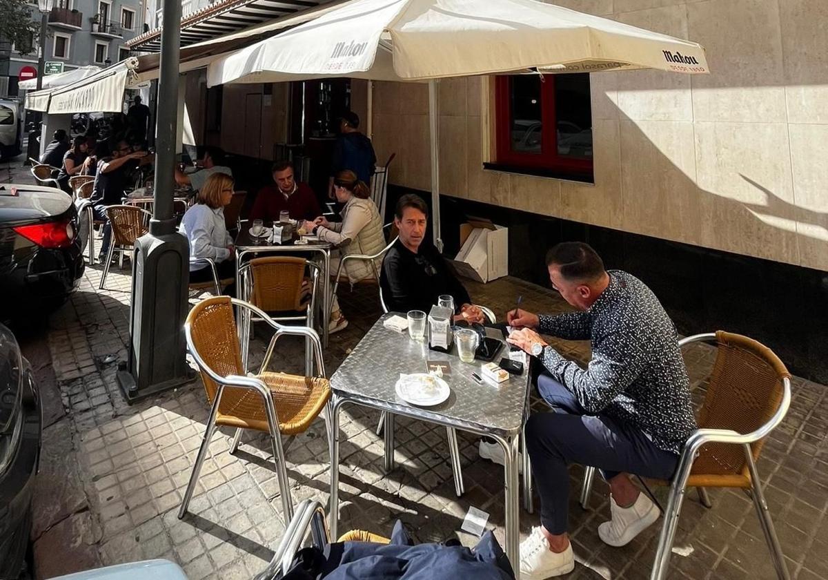 Terraza del bar Ricardo este jueves, último día de almuerzos.