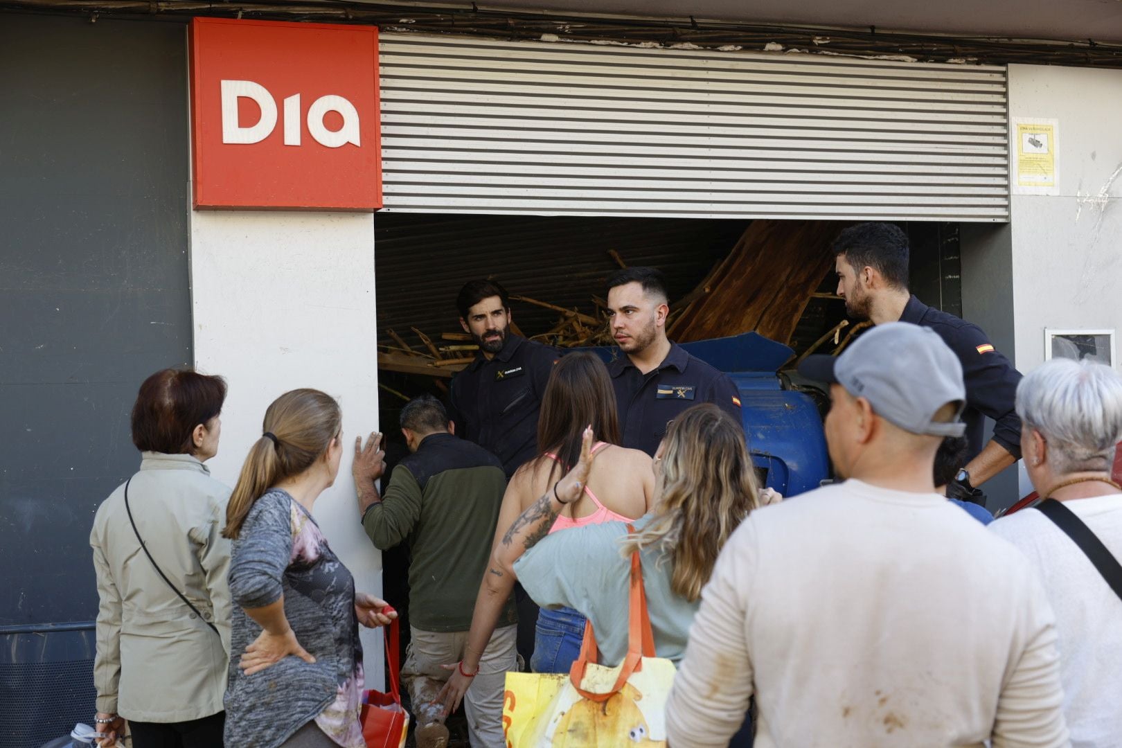 La odisea de encontrar comida y agua en los municipios arrasados por la DANA