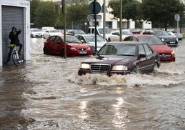 Aspecto de la Avenida Casalduch de Castellón de la Plana anegada por las aguas