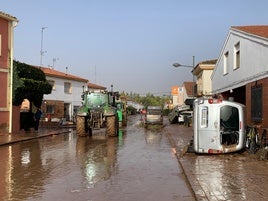 Los tractores, un elemento de salvamento y limpieza en Utiel.