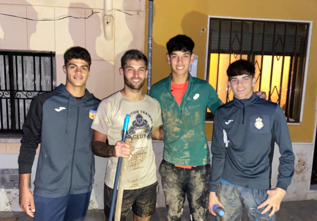 Hugo Duro, junto a los jóvenes futbolistas Santi, Diego Kim y Alexis.