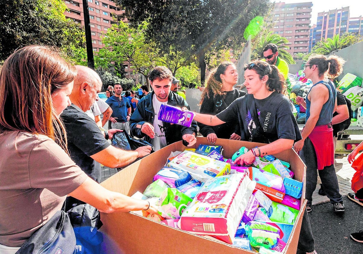 Miles de voluntarios acuden al estadio de Mestalla para ayudar en la recogida de alimentos y ropa.