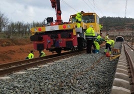 Operarios trabajando en la línea de alta velocidad.