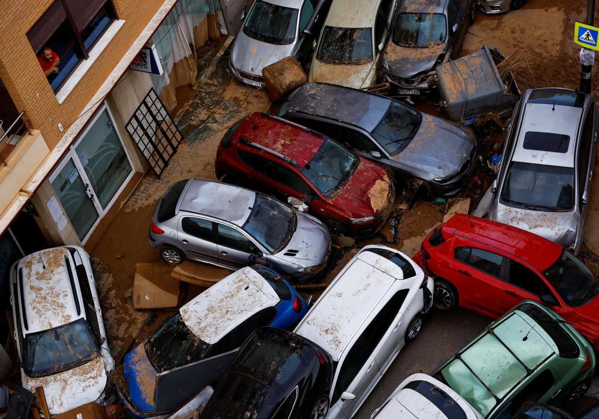 Coches apilados en Sedaví.